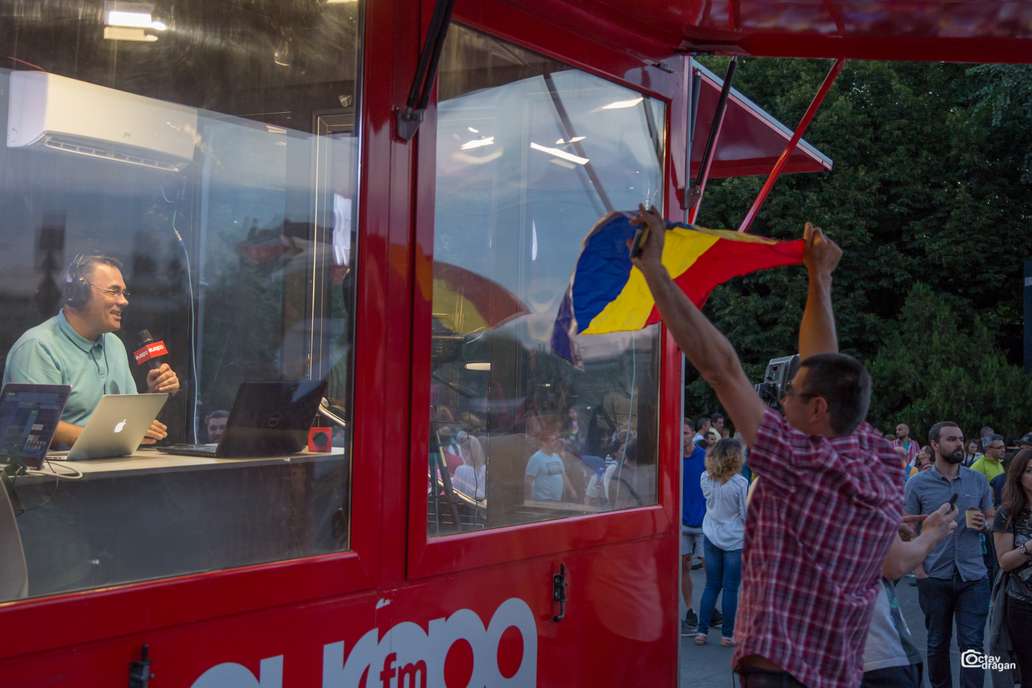 Europa FM transmite în direct din Piața Victoriei, duminică, de la ora 18. EDIȚIE SPECIALĂ cu Moise Guran, Sanda Nicola, Tudor Mușat, Anca Grădinaru și Teodor Tiță alături de Filip Standavid, Cristian Tudor Popescu și Vlad Petreanu