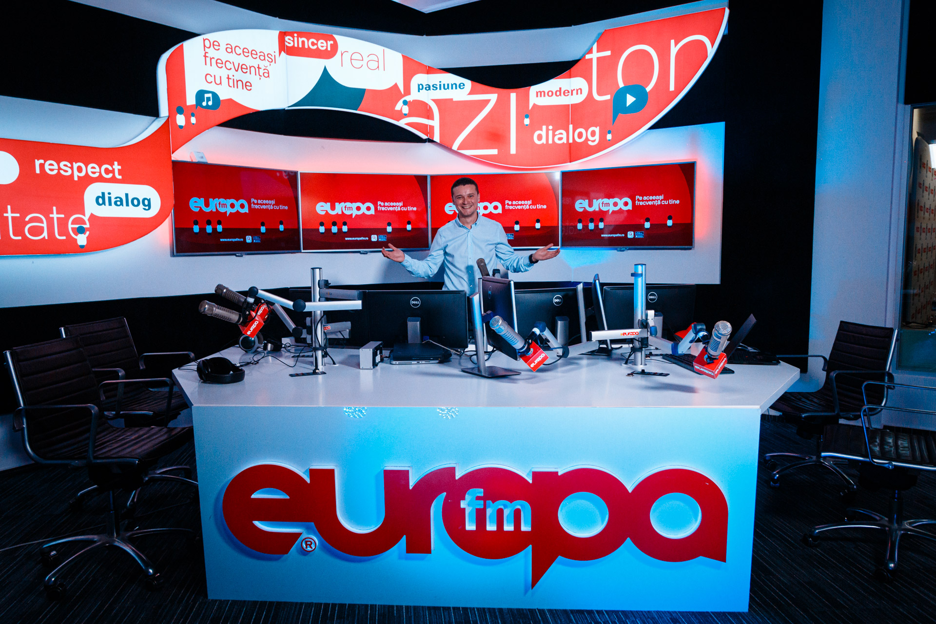 Studioul Europa FM, luminat în albastru de Ziua Internațională a Drepturilor Copilului
