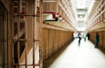 DEȘTEPTAREA: Un bărbat arestat la domiciliu a cerut să fie dus la închisoare pentru că nu-și mai suporta nevasta