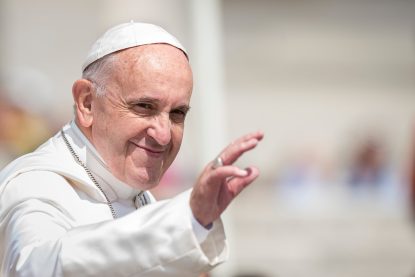 Papa Francisc face cu mâna credincioșilor.