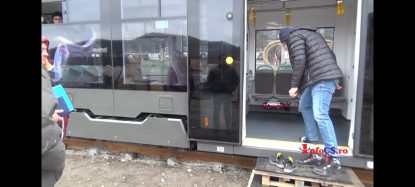 Deșteptarea: Un reșițean s-a descălțat la urcarea într-un tramvai nou | VIDEO